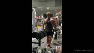 He fucks in the bathroom a blonde he just met at the gym